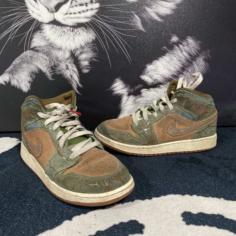 Nike Air Jordan 1 Mid FQ8101-200 Athletic Sneaker Boys 6 Green Leather Walking
